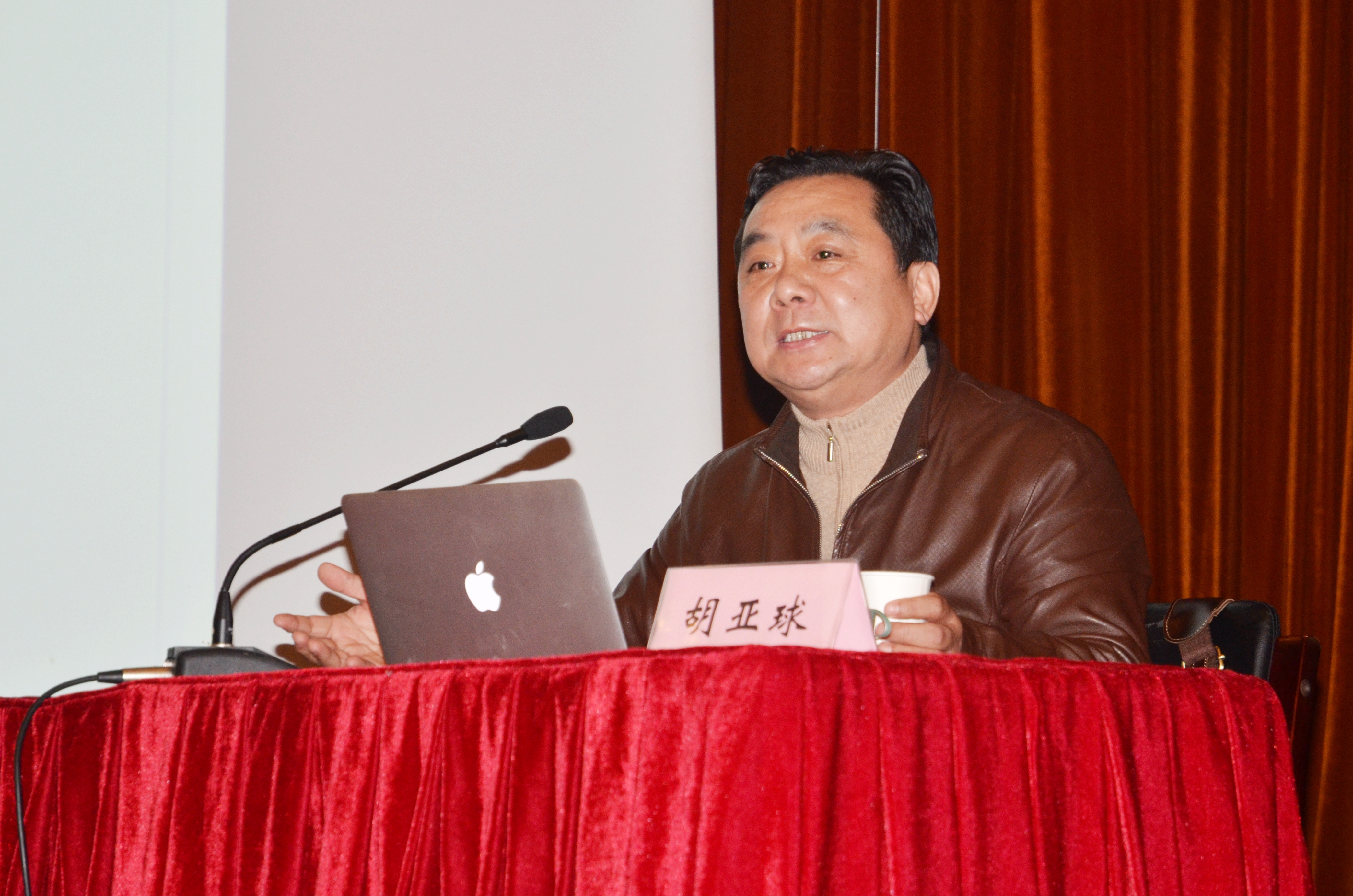 机关举行学习贯彻党的十八届四中全会精神专题报告暨机关党建工作先进集体和个人表彰大会
